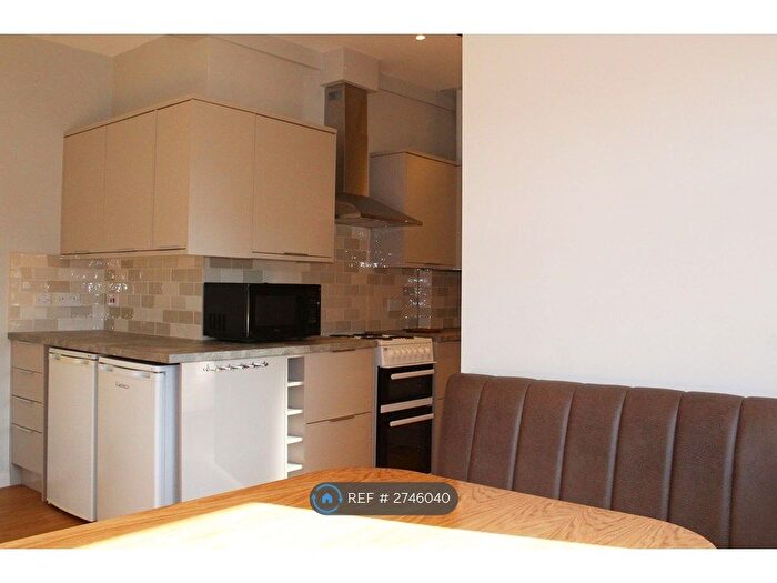 4 Bedroom Flat To Rent In Hawks Road, Kingston Upon Thames, KT1