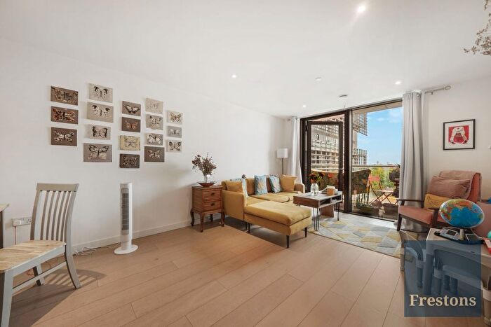 3 Bedroom Flat For Sale In Carriage House, City North Place, London, N4