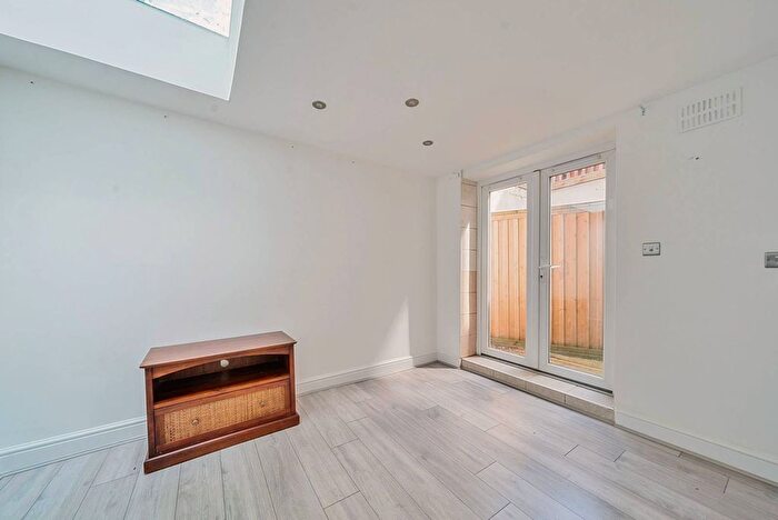 3 Bedroom Flat To Rent In Englewood Road, Clapham South, London, SW12