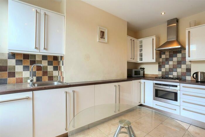3 Bedroom Flat To Rent In Crewdson Road, London, SW9
