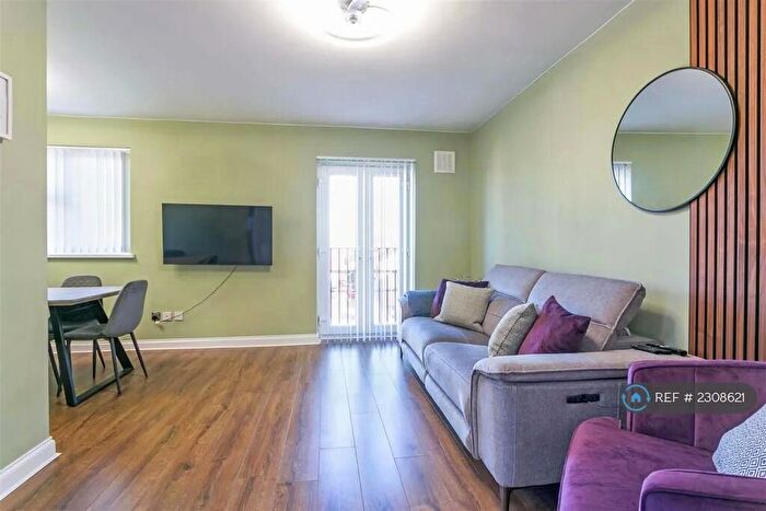 2 Bedroom Flat To Rent In Boveney Close, Slough, SL1