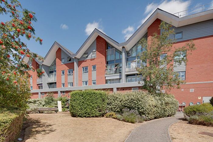 2 Bedroom Flat For Sale In School Mead, Abbots Langley, WD5