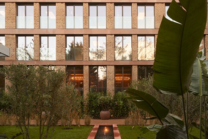 Studio To Rent In Brondesbury Park, London, NW6