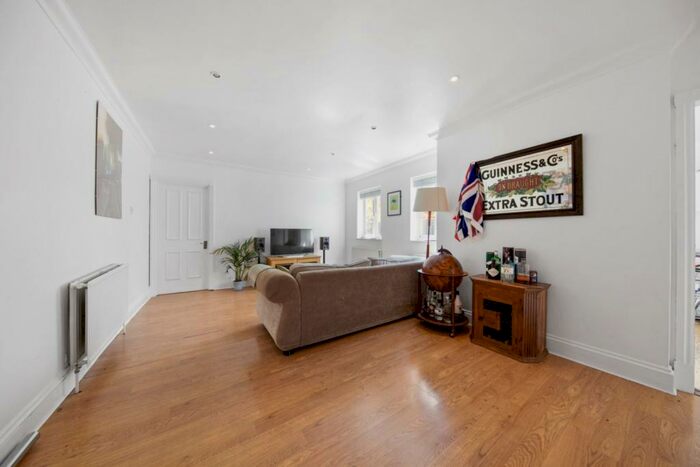 2 Bedroom Flat To Rent In Blythwood Road, Stroud Green, N4