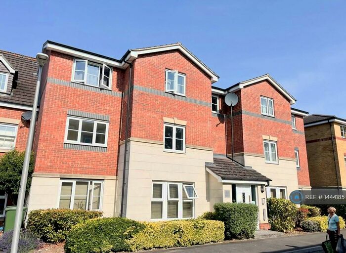 2 Bedroom Flat To Rent In Martingale Chase, Newbury, RG14