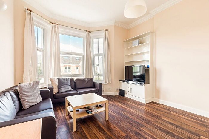 3 Bedroom Flat To Rent In Ouseley Road, London, SW12