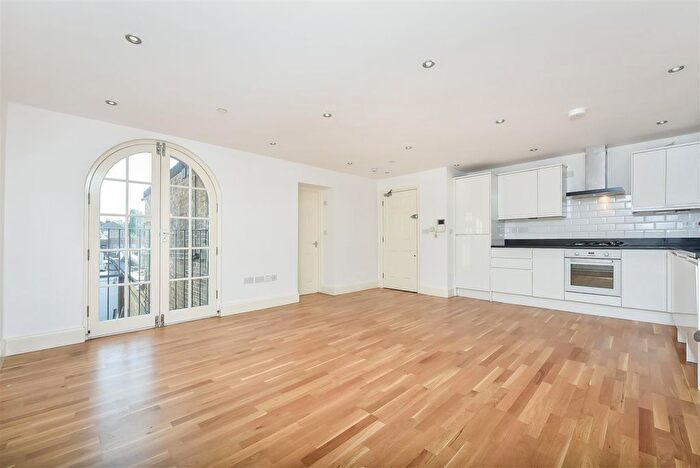 2 Bedroom Flat To Rent In High Street, Uxbridge, UB8