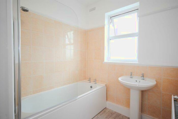 1 Bedroom Flat For Sale In Scarborough Drive, Leigh-On-Sea, Essex, SS9