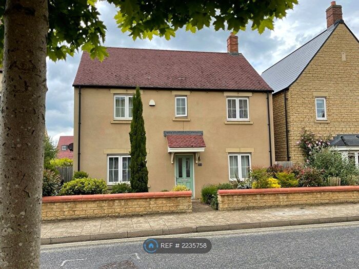 4 Bedroom Detached House To Rent In Whitelands Way, Bicester, OX26