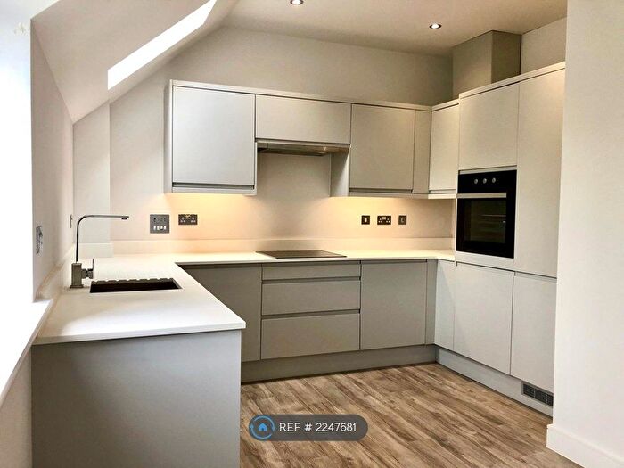 2 Bedroom Flat To Rent In Lawton Green, Loughton, IG10