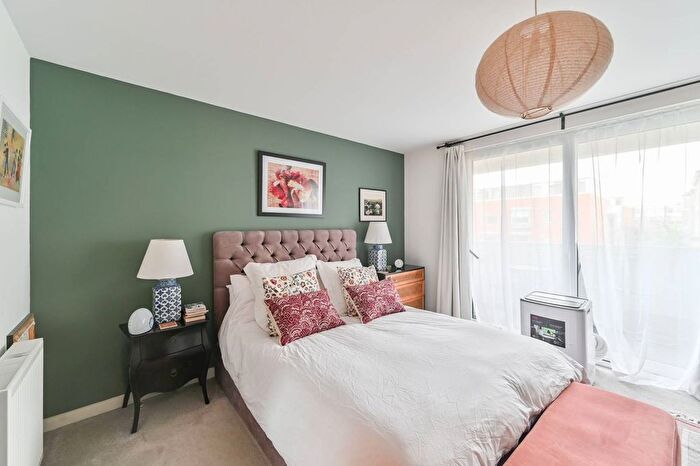 2 Bedroom Flat To Rent In Putney Hill, Putney, London, SW15