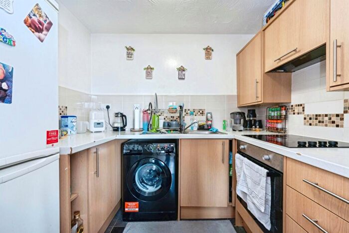 2 Bedroom Apartment For Sale In Redwood Grove, Bedford, MK42