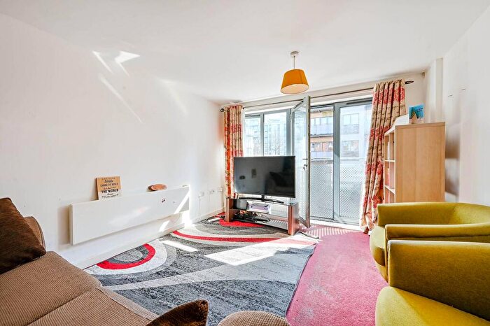 2 Bedroom Flat To Rent In Agate Close, Acton, London, NW10