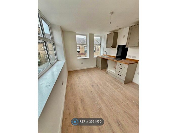 1 Bedroom Flat To Rent In Tudor House, Brighouse, HD6