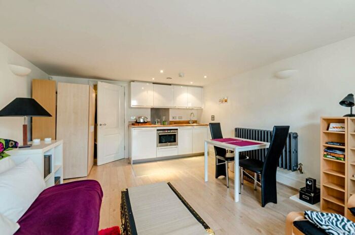 Studio To Rent In Kingsway Square, Battersea, London, SW11