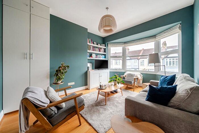 2 Bedroom Flat For Sale In Park Avenue, Mitcham, Surrey, CR4