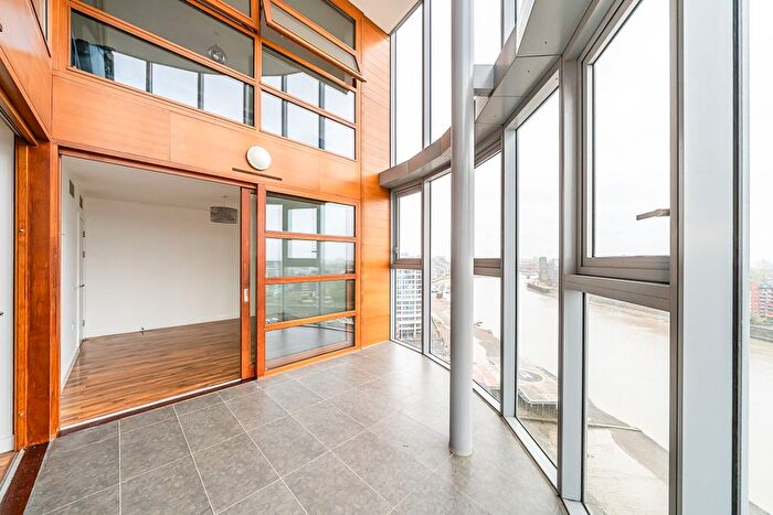 3 Bedroom Flat To Rent In Falcon Wharf, SW11
