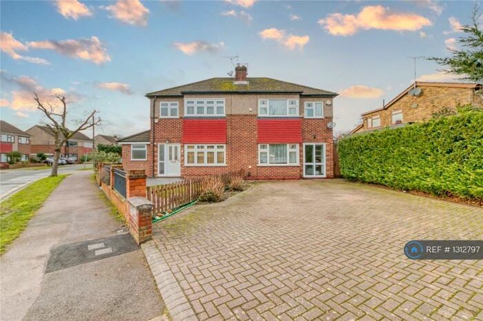 3 Bedroom Semi-Detached House To Rent In Montayne Road, Cheshunt, Waltham Cross, EN8