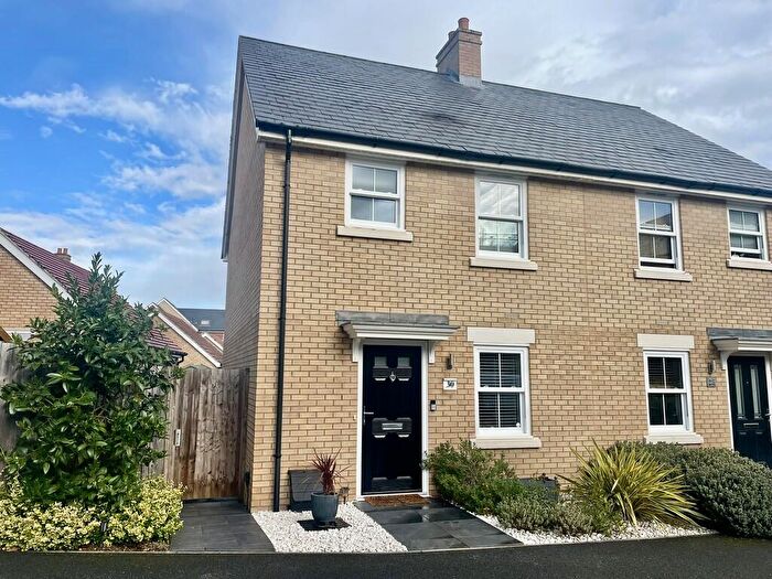 3 Bedroom Semi-Detached House For Sale In Kennett Drive, Biggleswade, SG18