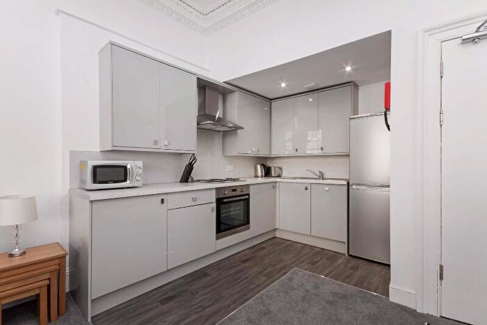 3 Bedroom Flat To Rent In Dalkeith Road, Edinburgh, EH16