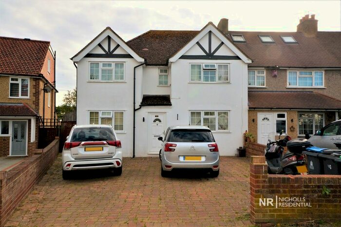 4 Bedroom End Of Terrace House To Rent In Gilders Road, Chessington, Surrey, KT9