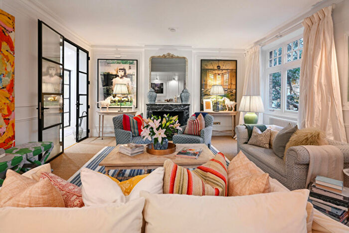 3 Bedroom Apartment For Sale In Drayton Gardens, Chelsea, London, SW10