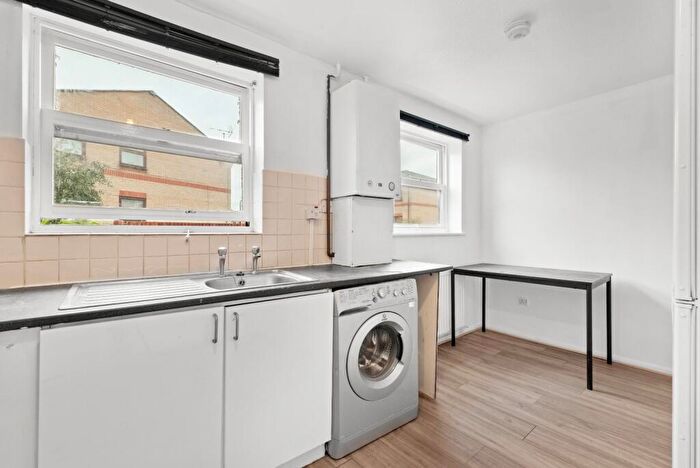 3 Bedroom Flat To Rent In Edmeston Close, Trowbridge Estate, E9