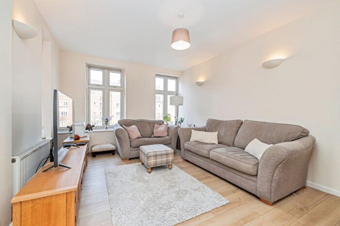 2 Bedroom Flat For Sale In Lockhart Road, Watford, WD17