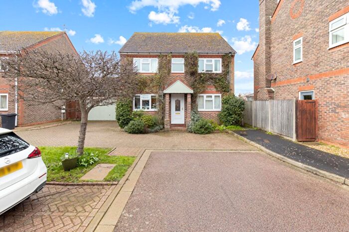 4 Bedroom Detached House For Sale In Boleyn Drive, Bognor Regis, PO21