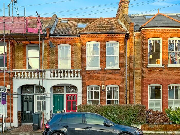 3 Bedroom Flat To Rent In Hambalt Road, London, SW4