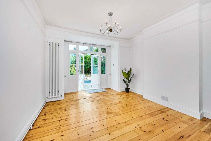 2 Bedroom Flat To Rent In Pendle Road, London, SW16