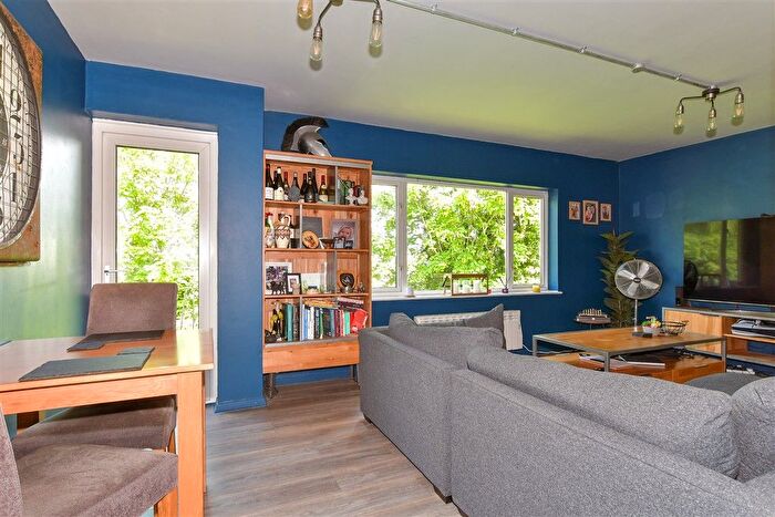 2 Bedroom Flat For Sale In Sunderland Close, Borstal, Rochester, Kent, ME1