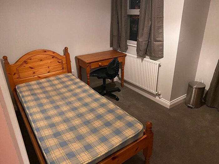 3 Bedroom Flat To Rent In Venneit Close, OX1
