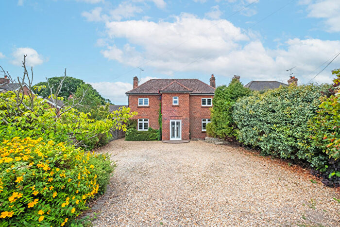 4 Bedroom Detached House For Sale In Furzebrook Road, Wareham, BH20