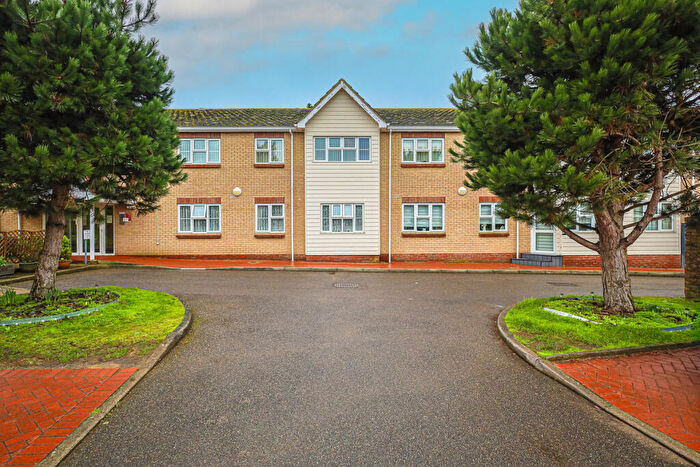 2 Bedroom Apartment For Sale In Southend Road, Hockley, SS5