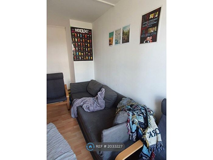 3 Bedroom Flat To Rent In Read House, London, SE11