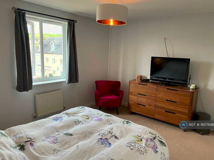 4 Bedroom End Of Terrace House To Rent In Dunlop Avenue, Leeds, LS12