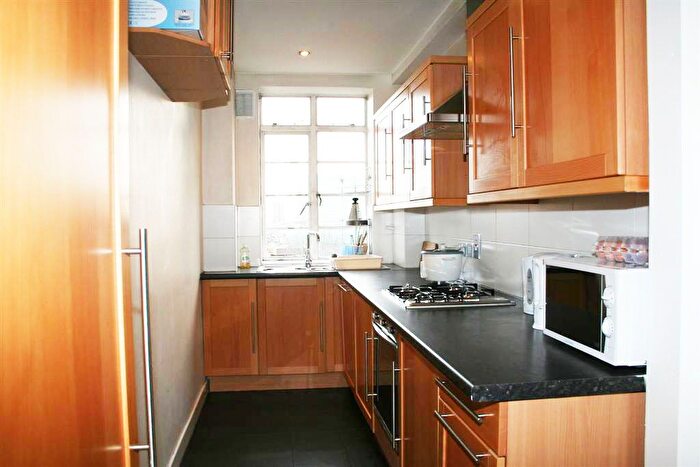 3 Bedroom Flat To Rent In Latymer Court, Hammersmith Road, Hammersmith, W6