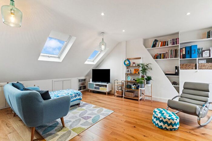 2 Bedroom Flat To Rent In Collingbourne Road, Shepherds Bush, W12