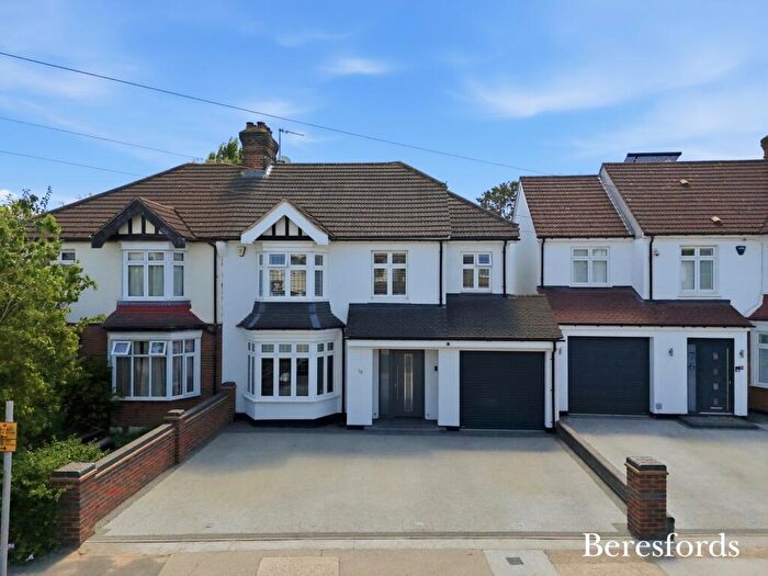 4 Bedroom Semi-Detached House For Sale In Deyncourt Gardens, Upminster, RM14