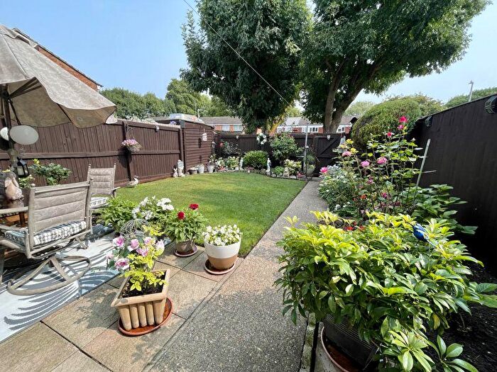 3 Bedroom Terraced House For Sale In Enfield Close, Dunstable, LU5