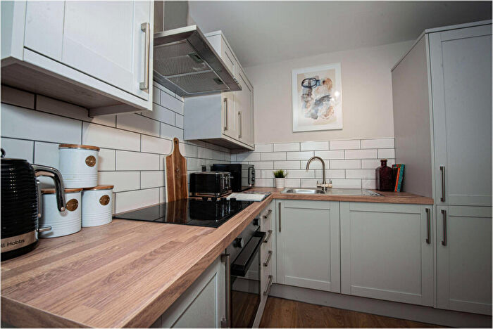3 Bedroom Flat To Rent In Melville Place, Leeds, LS6