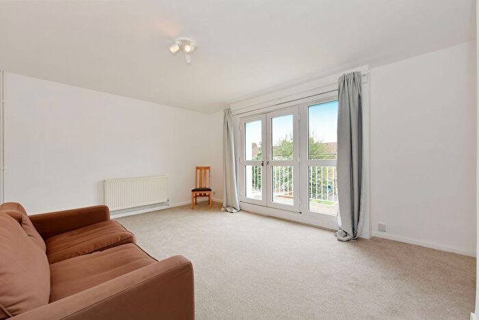 3 Bedroom Maisonette To Rent In Parkside Estate, London, E9