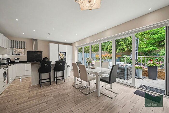 4 Bedroom Town House For Sale In Wellston Crescent, Oakwood, N14