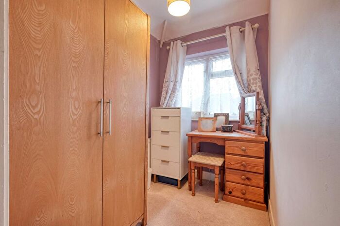 3 Bedroom Semi-detached House For Sale In Kingshurst Road, Birmingham, B31