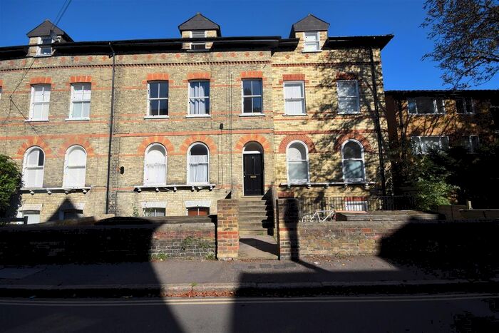 3 Bedroom Flat To Rent In Queens Road, Twickenham, TW1