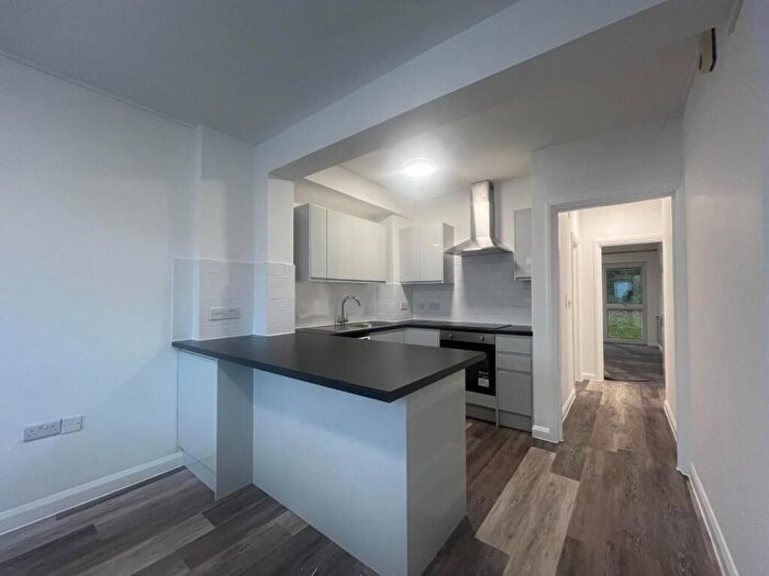 3 Bedroom Apartment To Rent In - Woodcote Side, Epsom, KT18