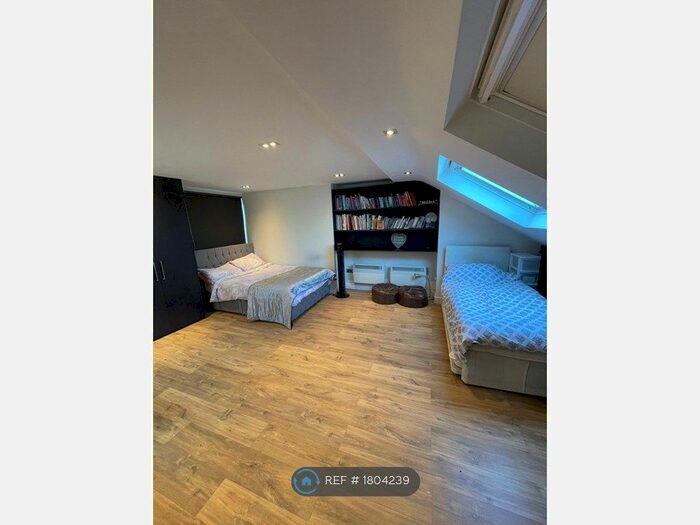 Studio To Rent In Burghley Road, London, N8