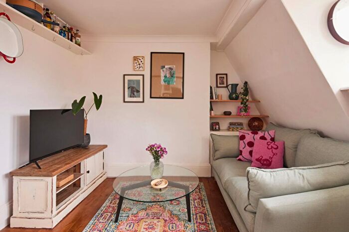 2 Bedroom Flat For Sale In Sylvester Path, London, E8 - Photo 3