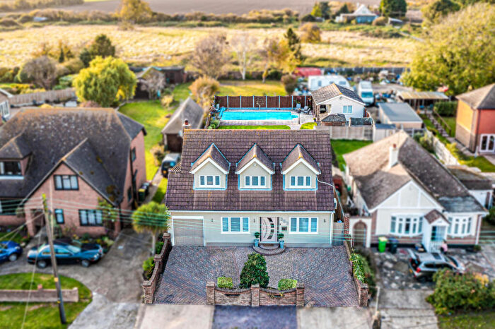 4 Bedroom Detached House For Sale In Little Wakering Road, Southend-on-sea, SS3